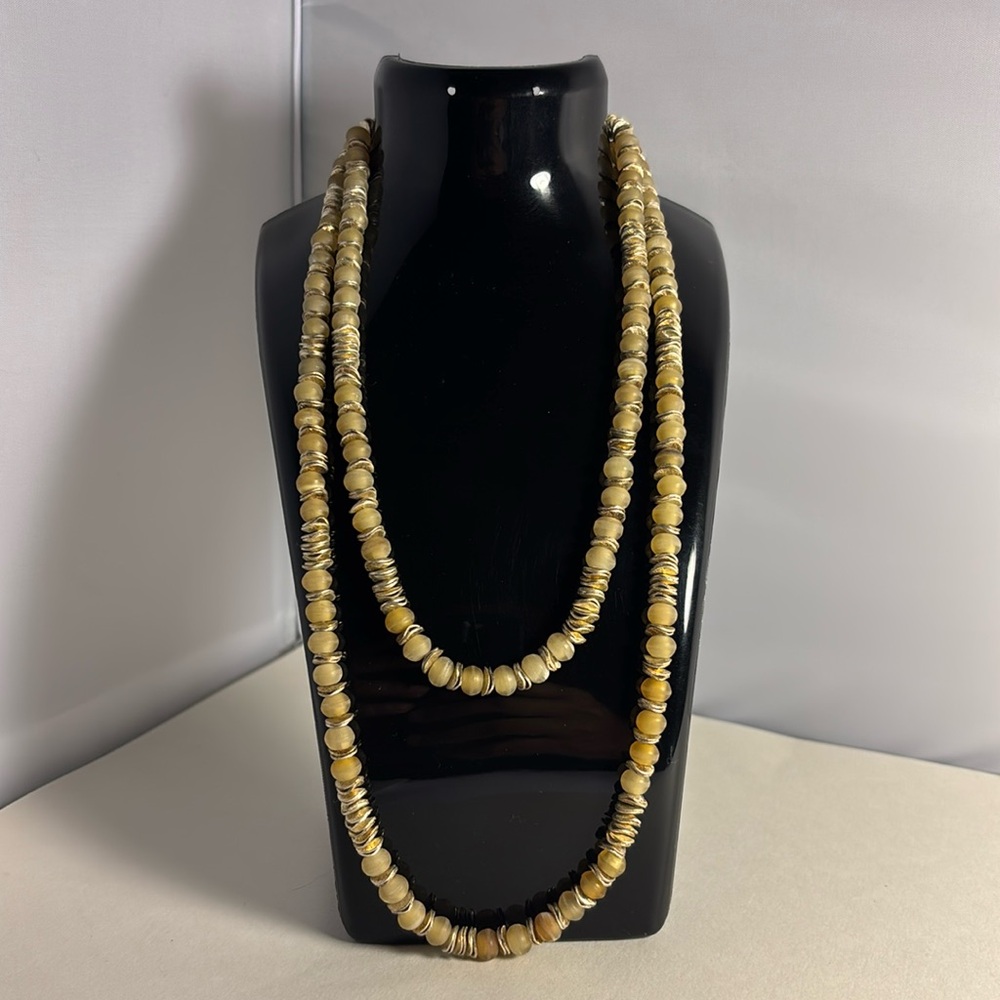 Stunning necklace beige tones 17 inches long